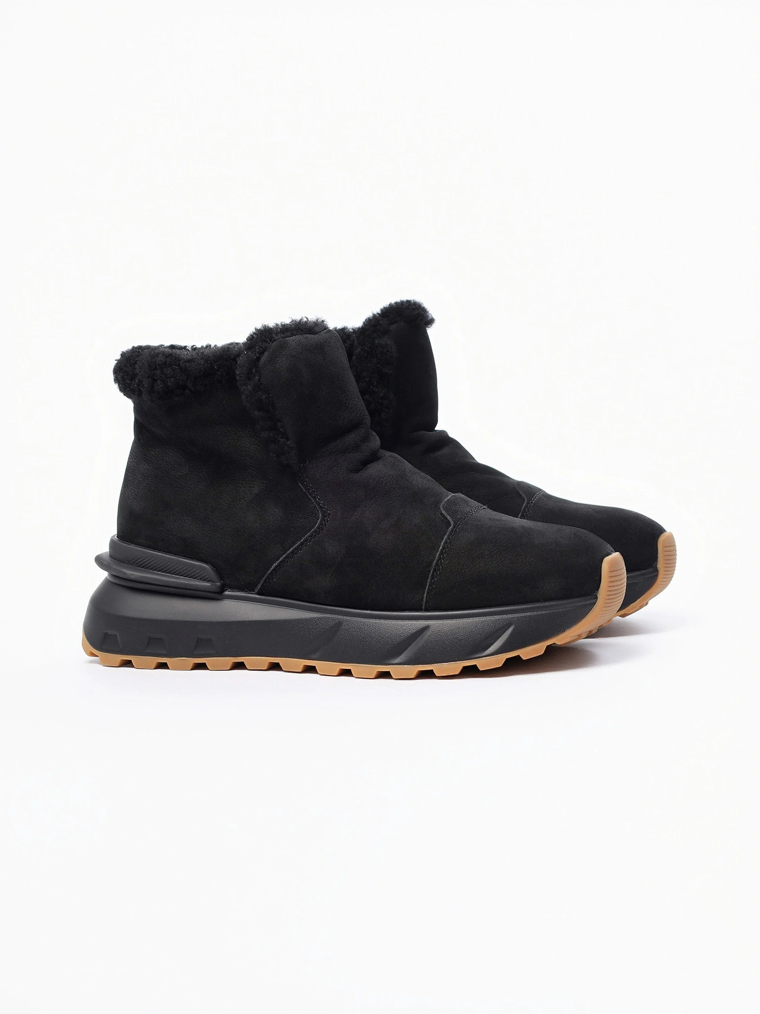 Ботинки черного цвета на рельефной подошве